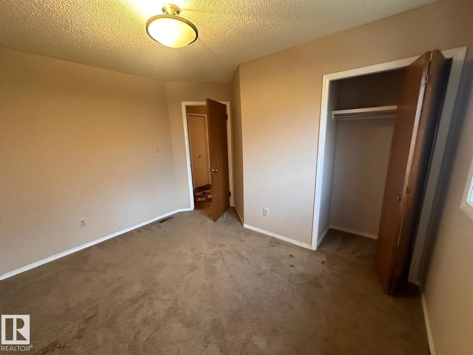 2807 35 ST NW