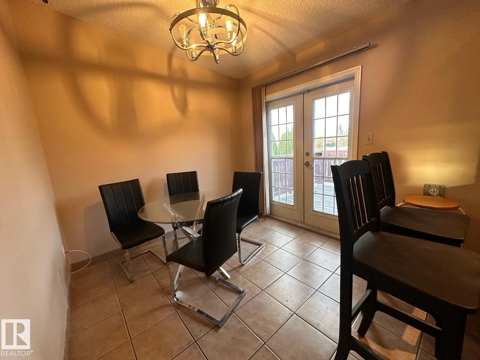 2807 35 ST NW