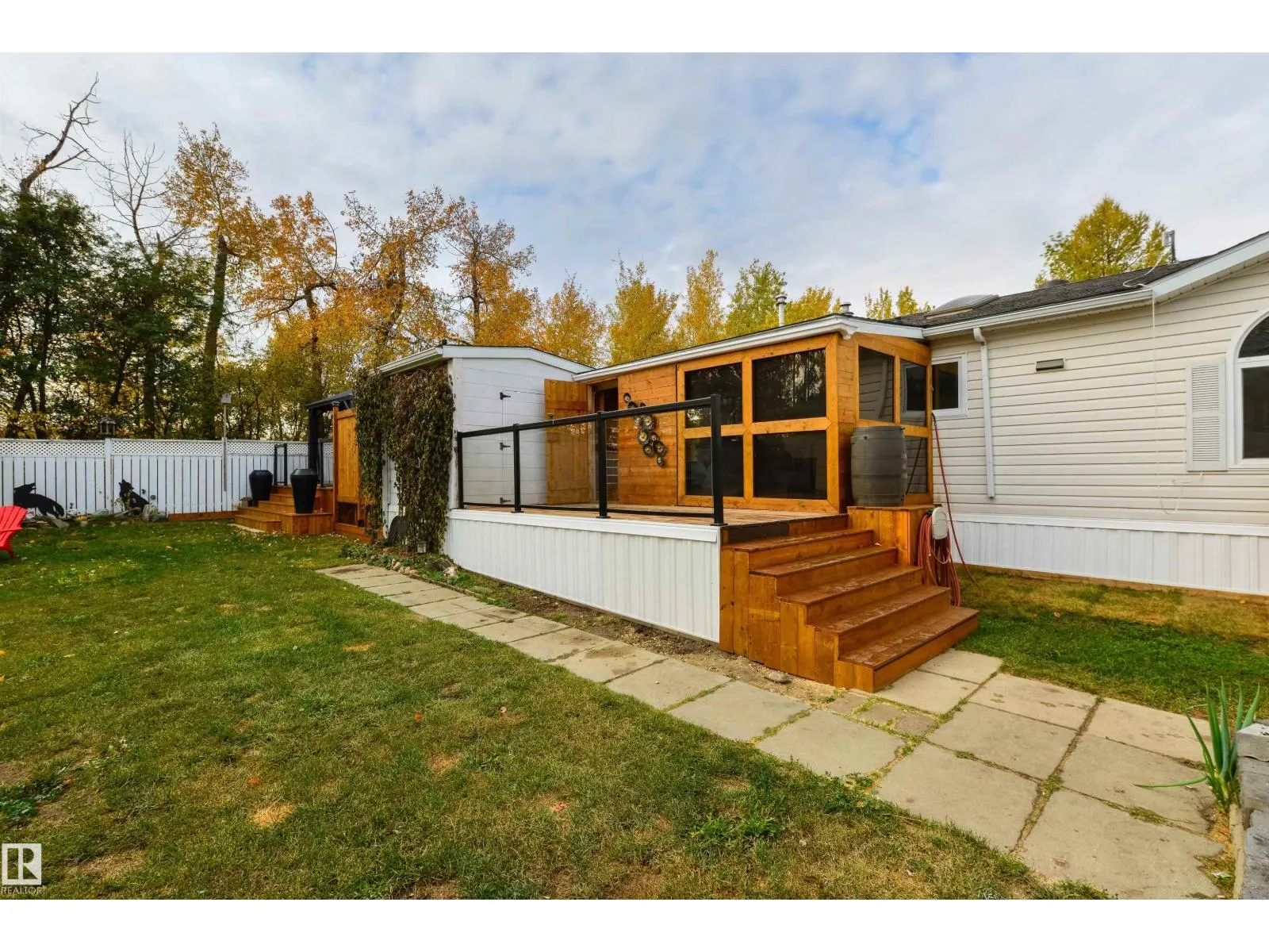 2809 Lakeside Cres NW NW