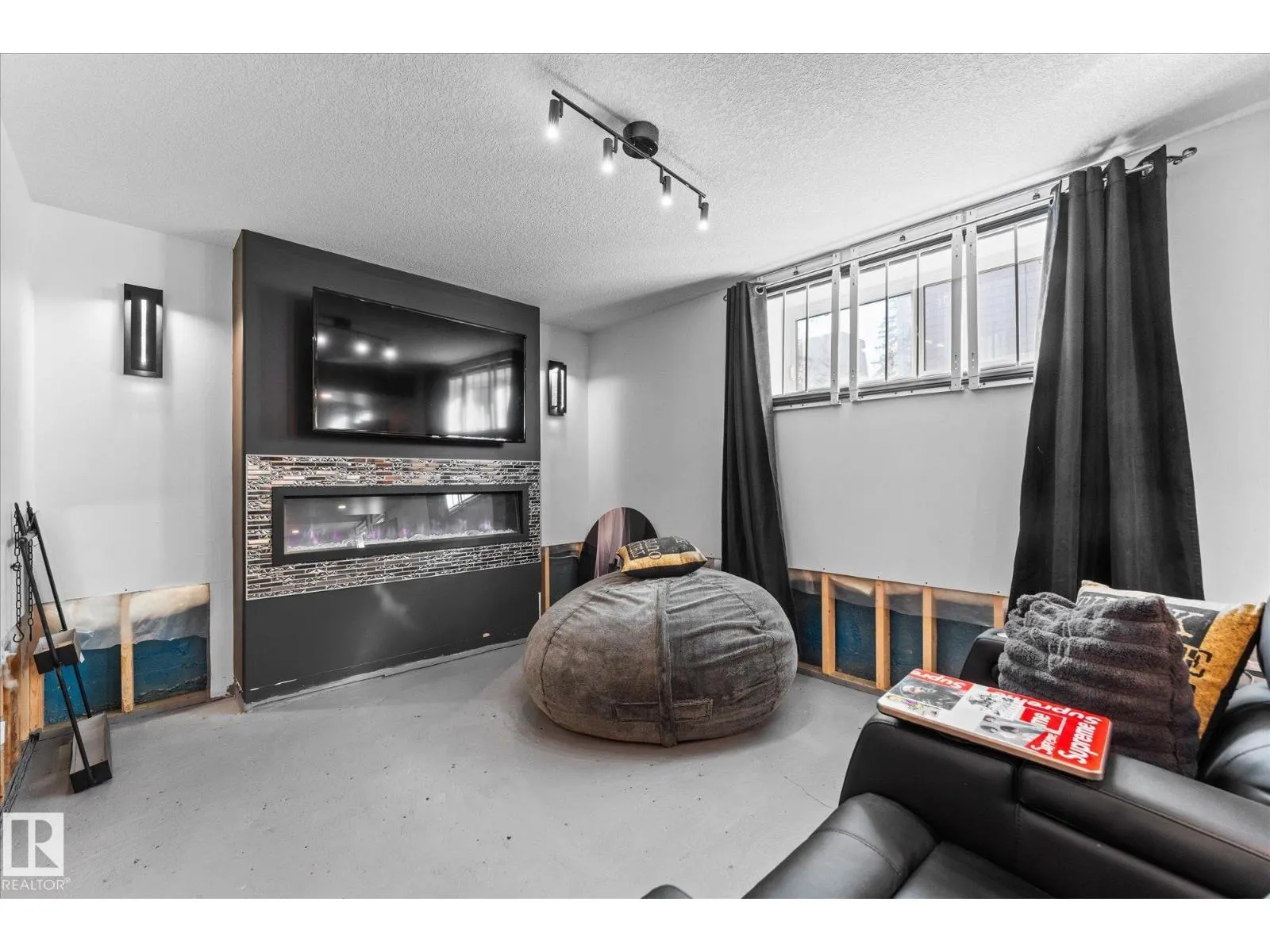 11124 110a AV NW