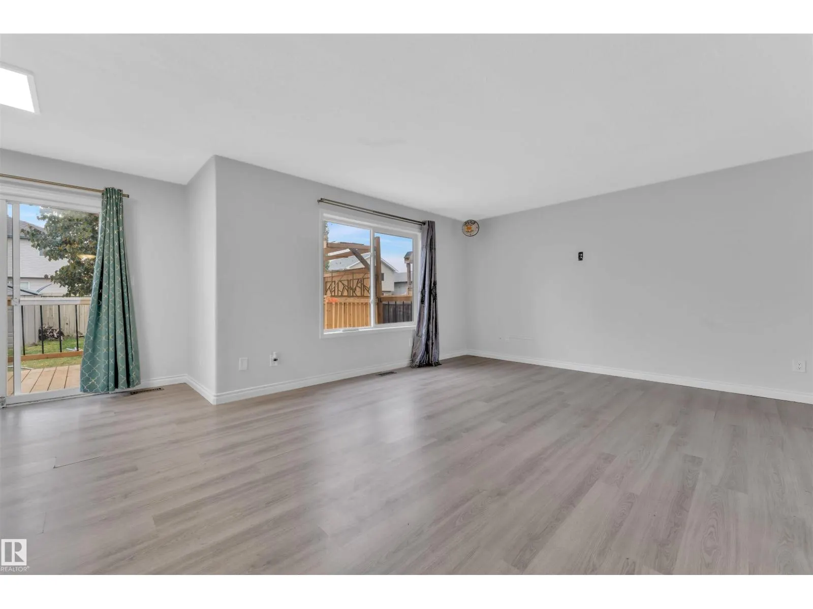3323 26 AV NW