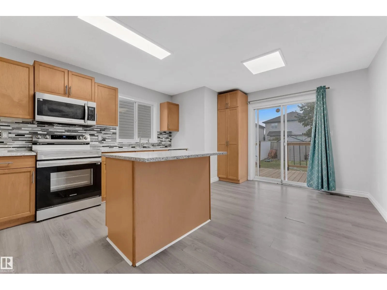 3323 26 AV NW