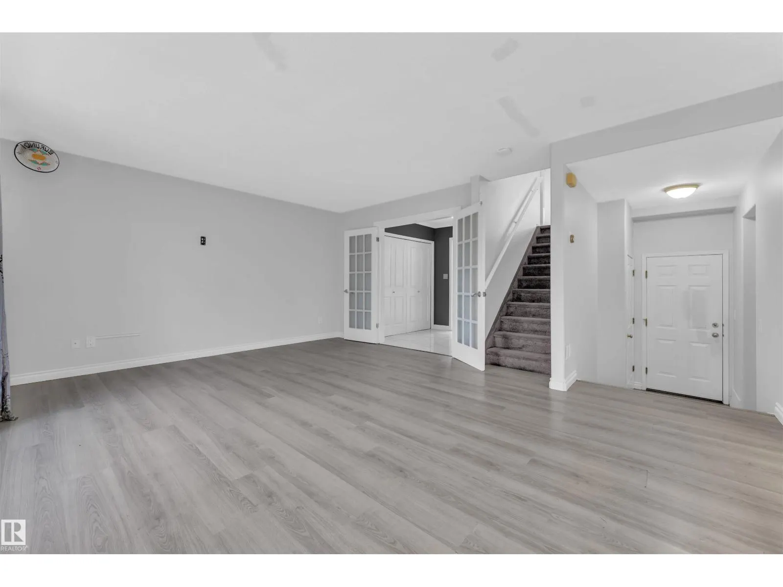 3323 26 AV NW