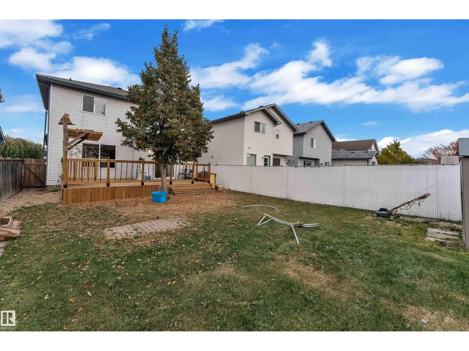 3323 26 AV NW