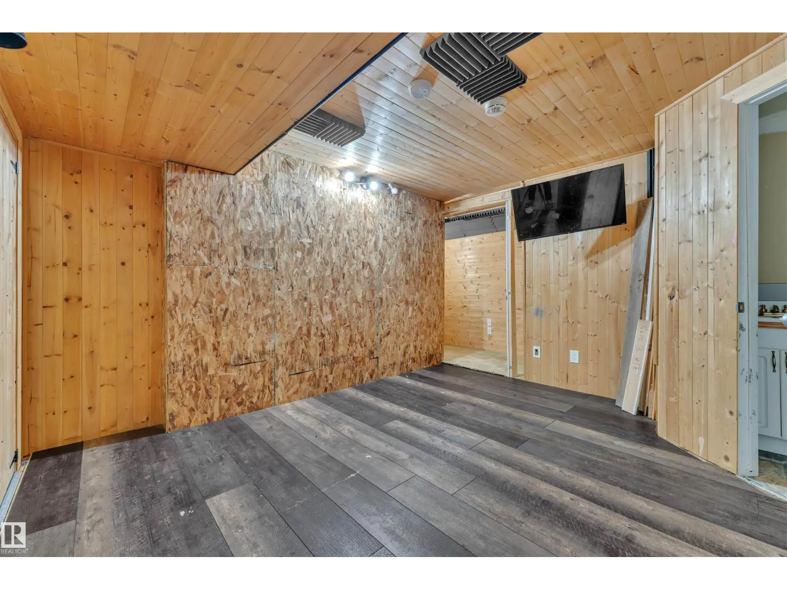 3323 26 AV NW
