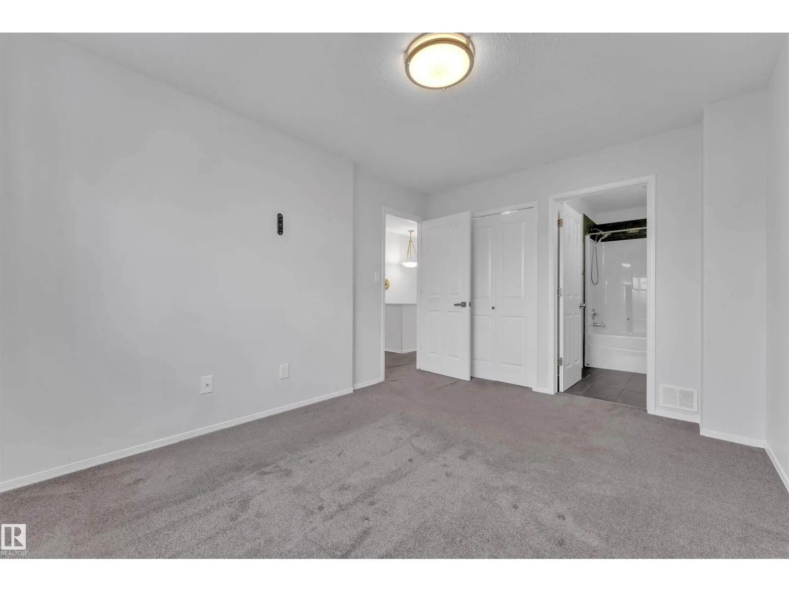 3323 26 AV NW