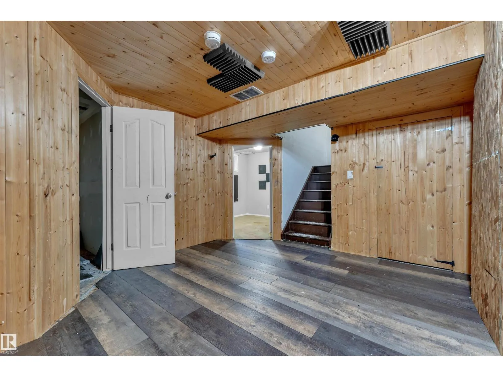3323 26 AV NW