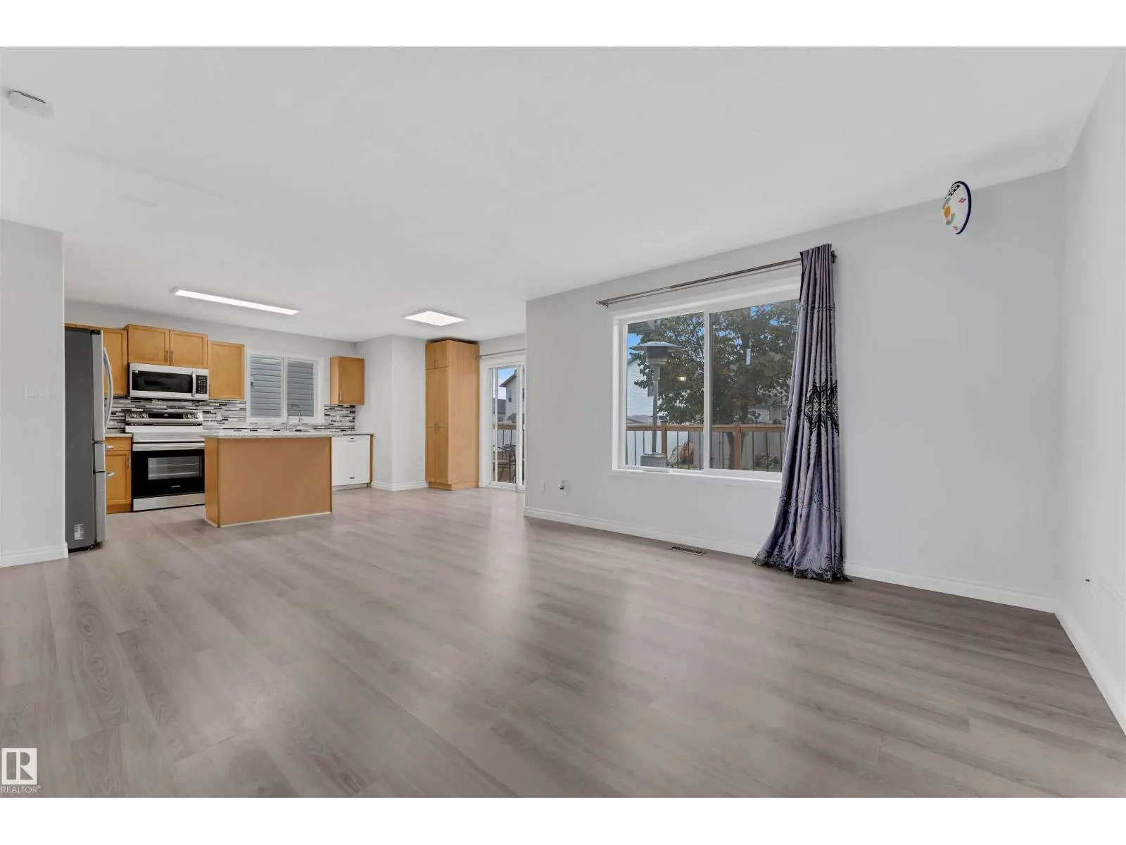 3323 26 AV NW