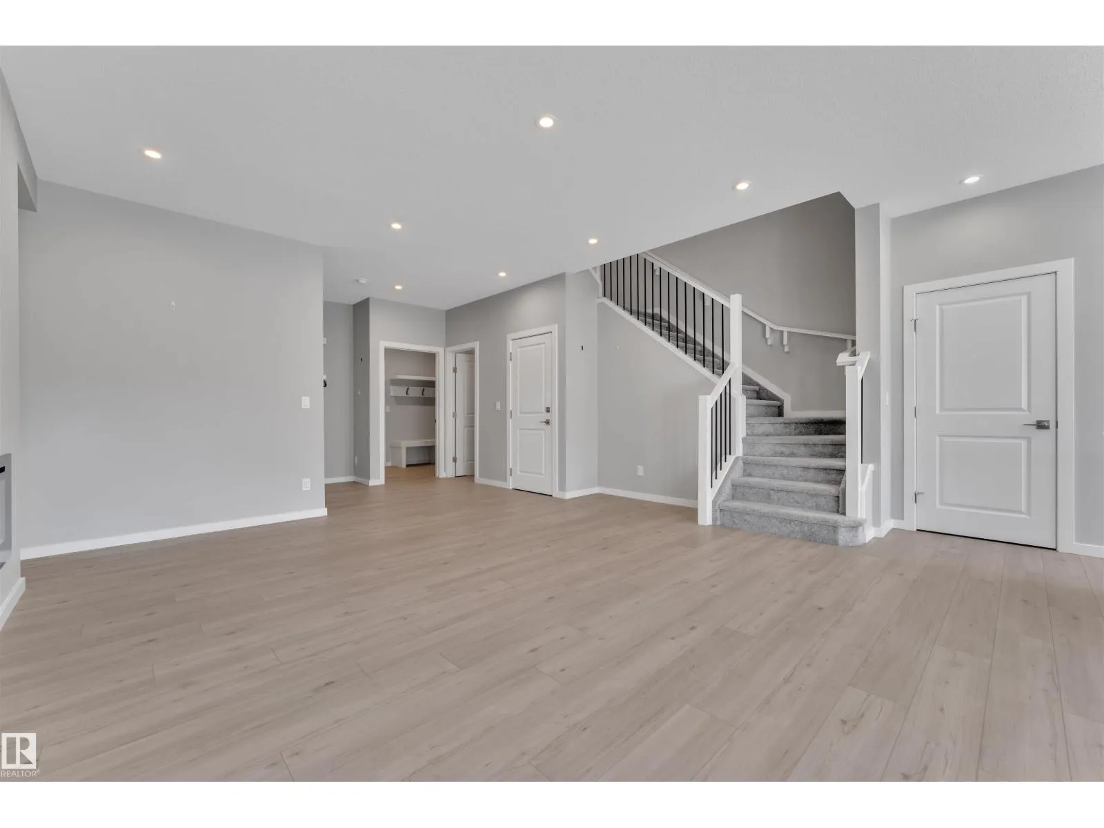 611 31 AV NW