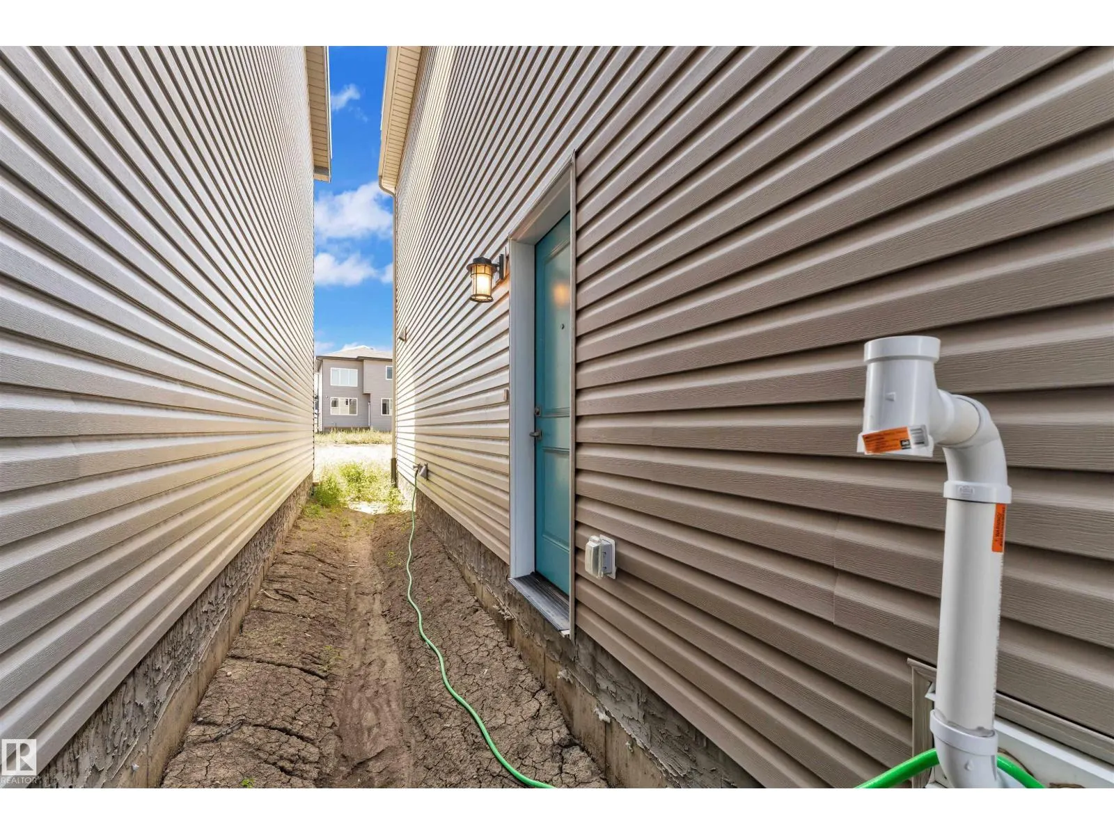 611 31 AV NW