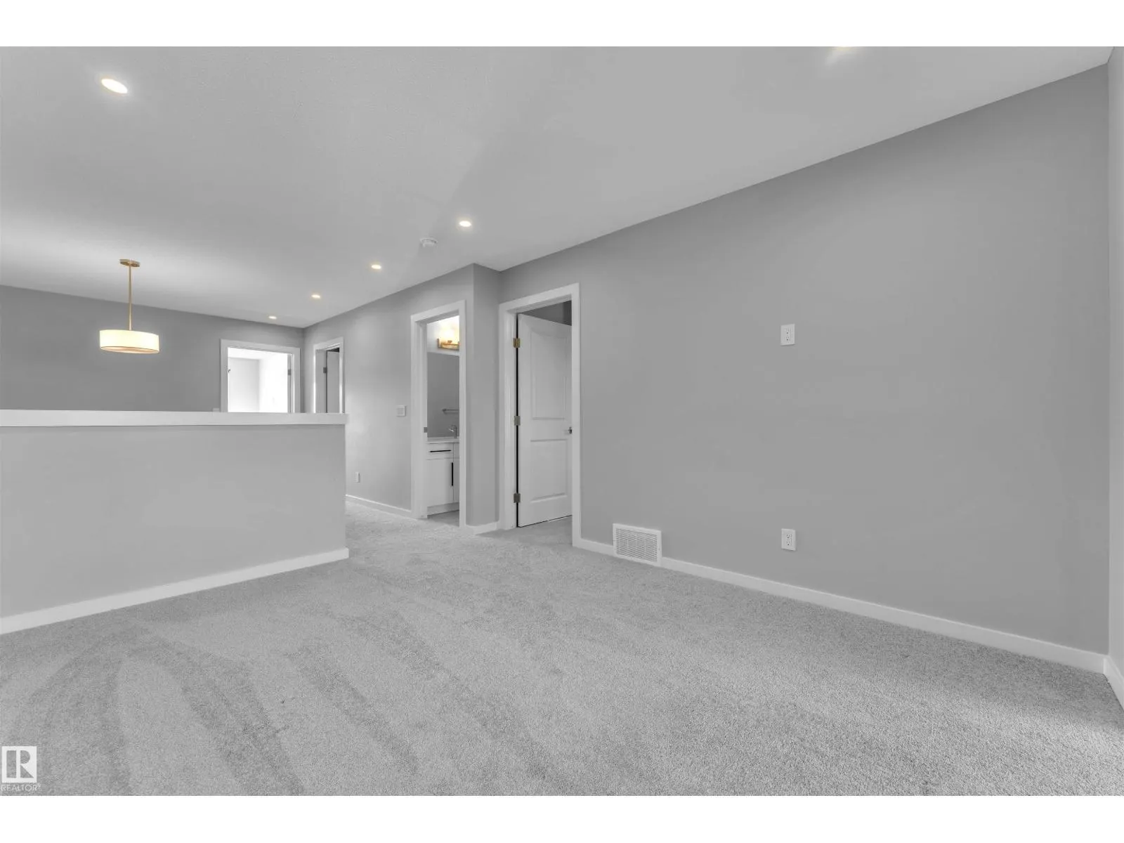 611 31 AV NW