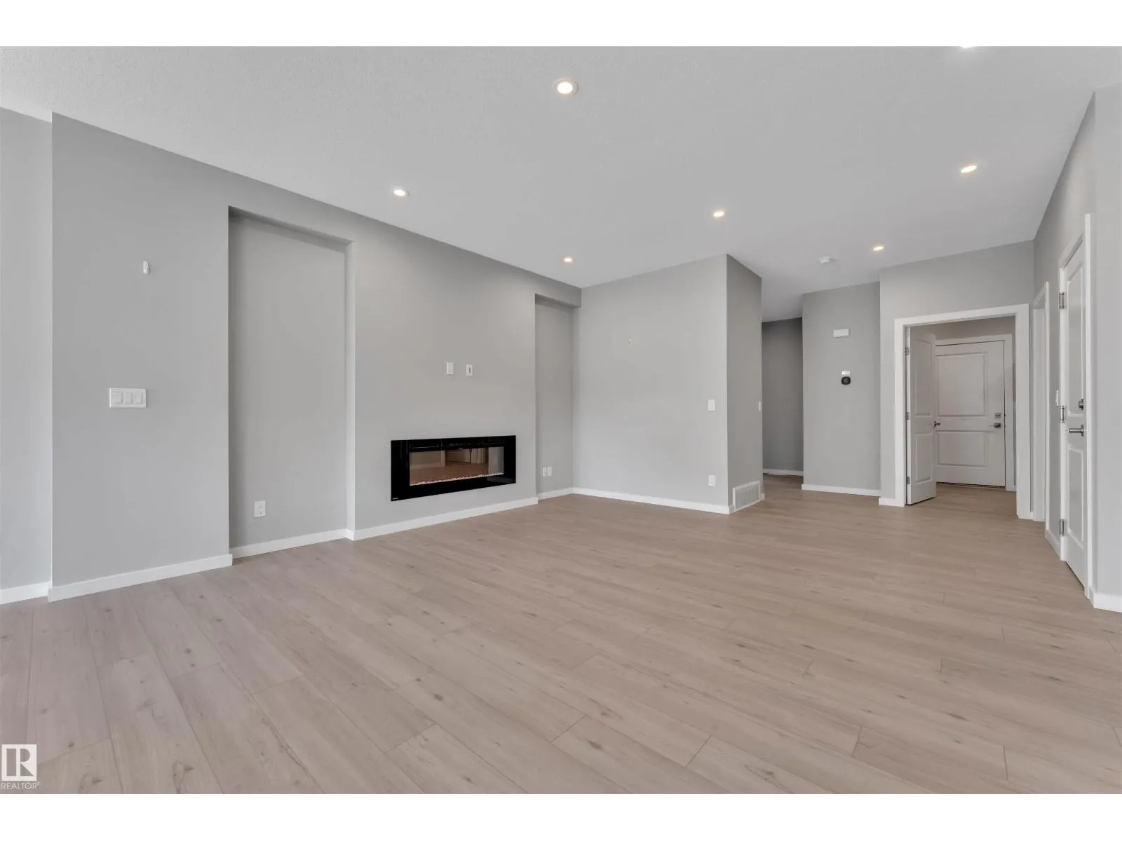 611 31 AV NW