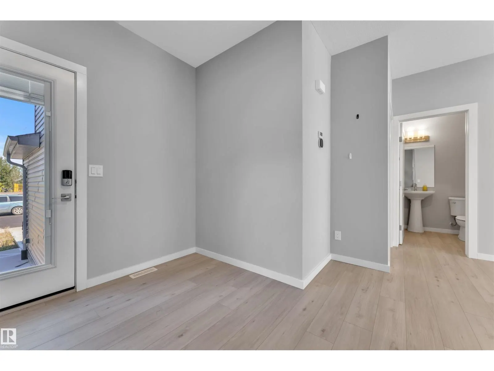 611 31 AV NW