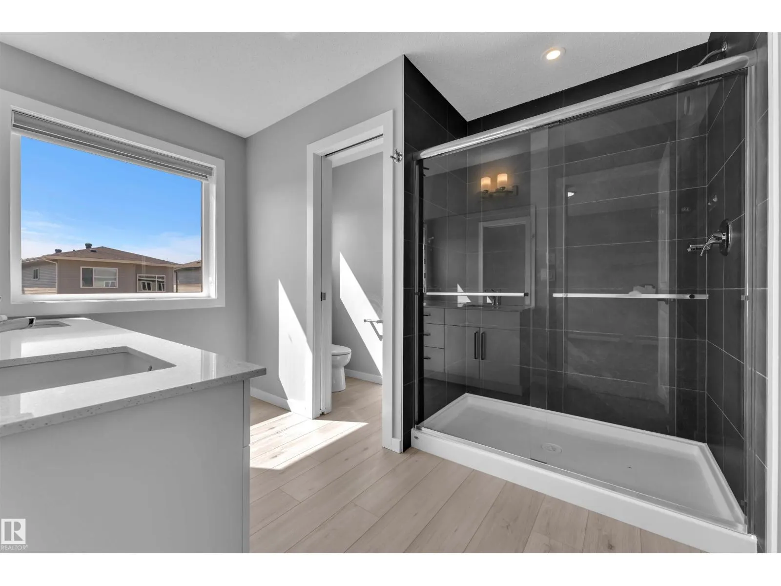 611 31 AV NW