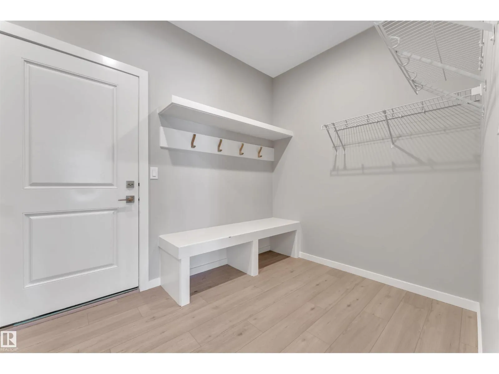 611 31 AV NW