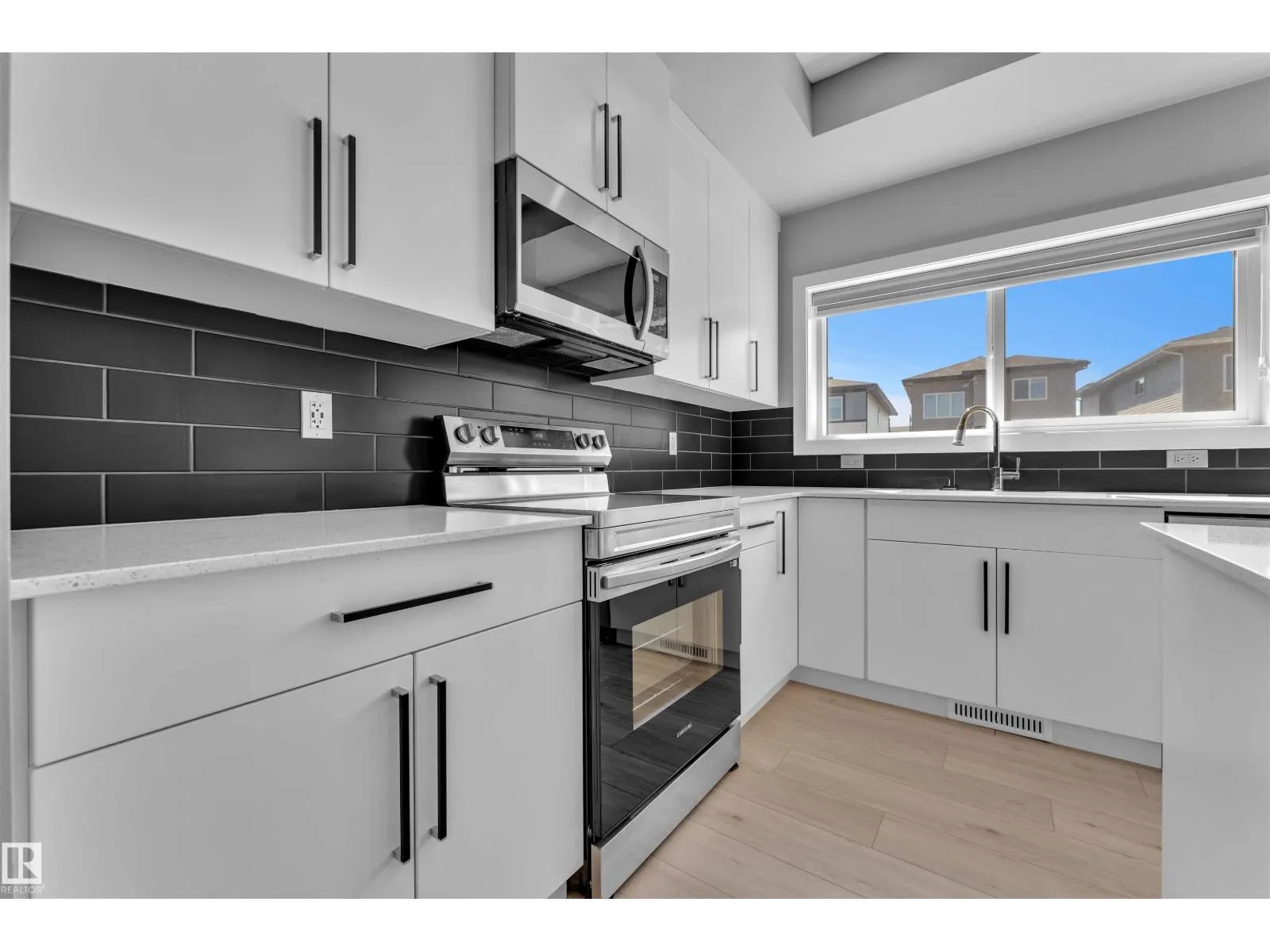 611 31 AV NW