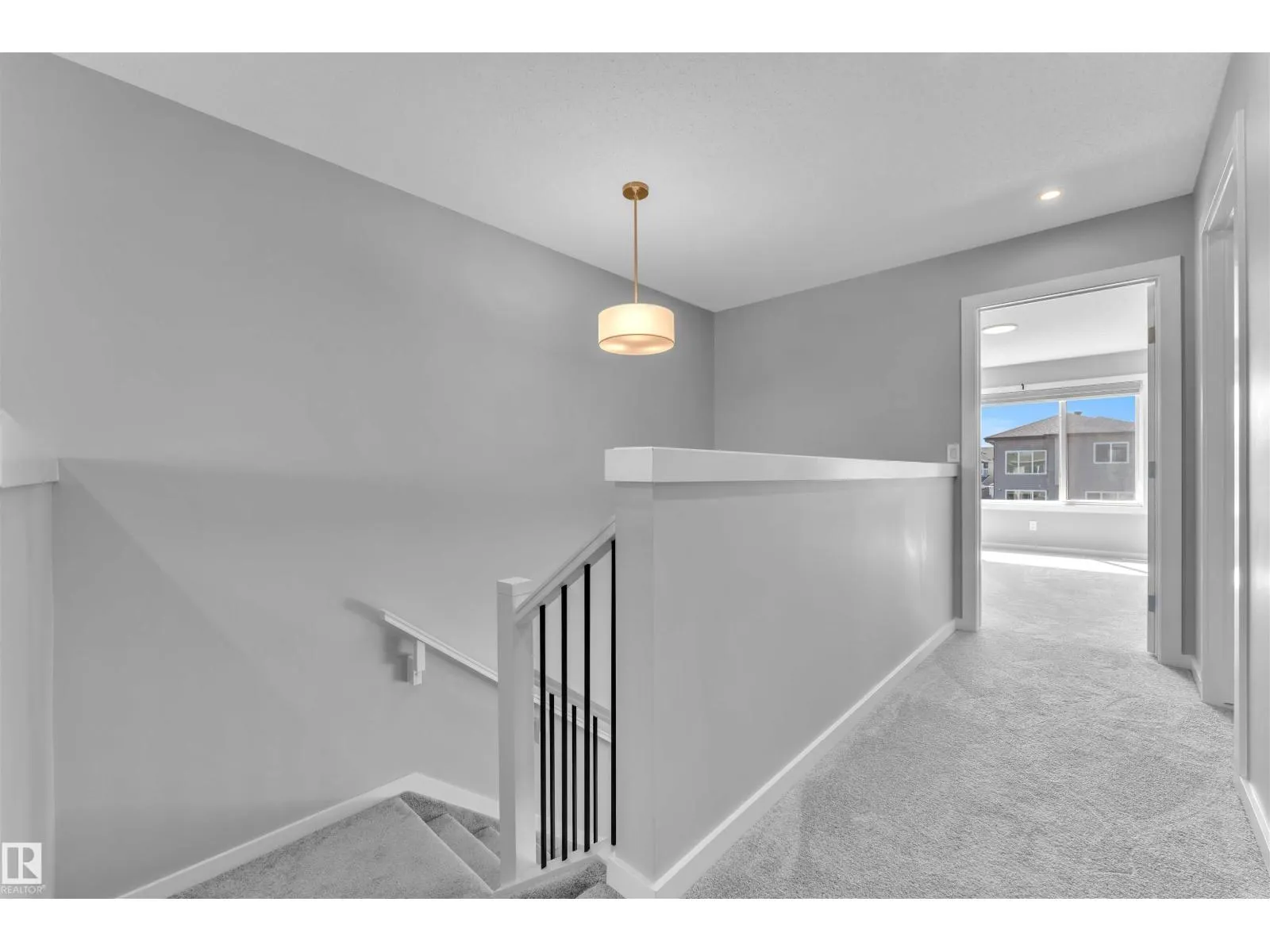 611 31 AV NW