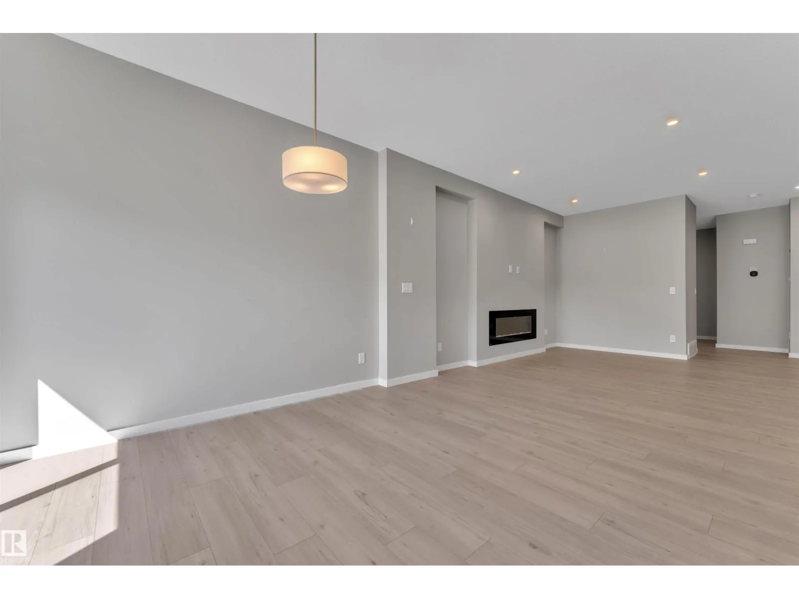 611 31 AV NW