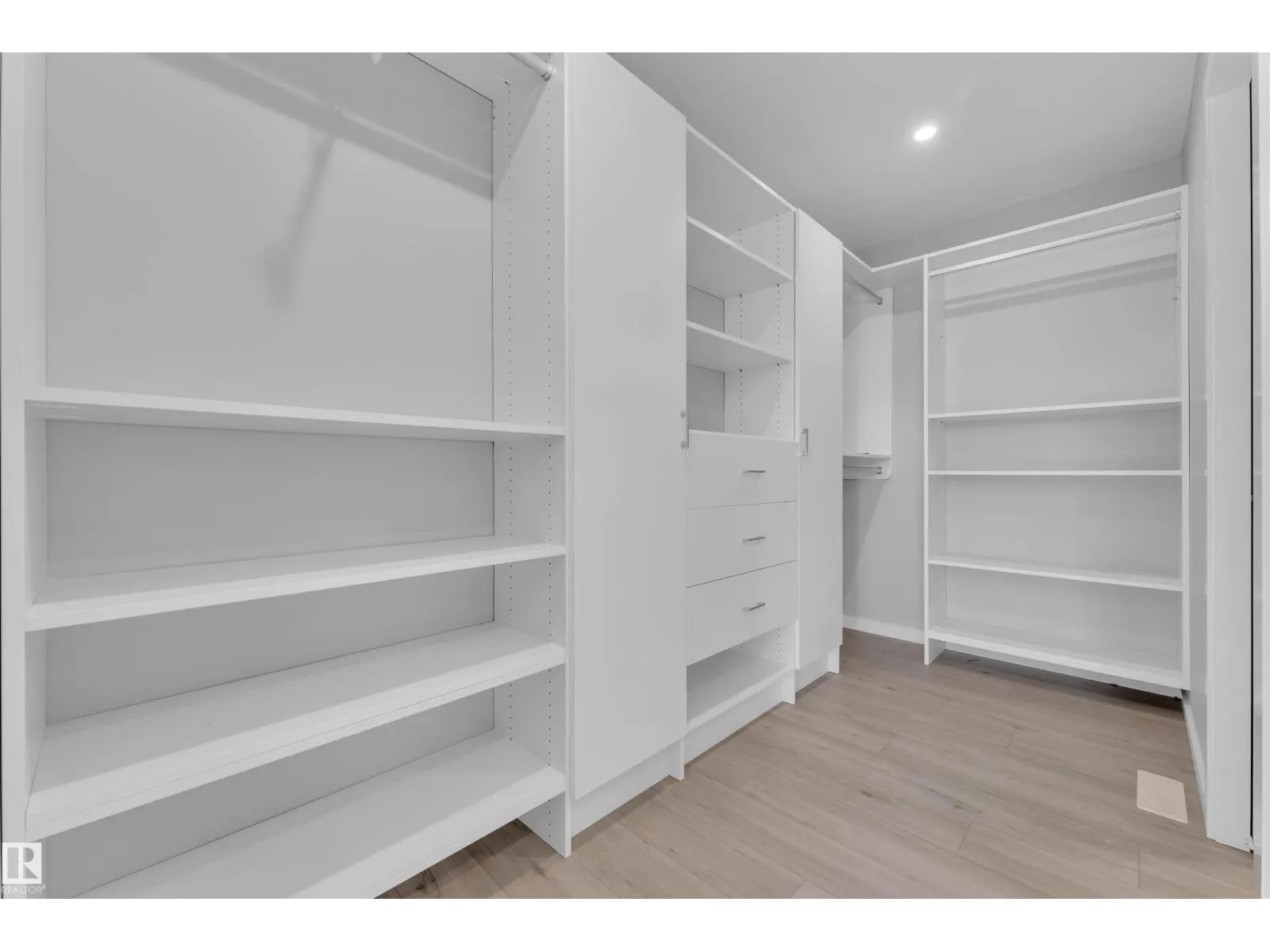611 31 AV NW