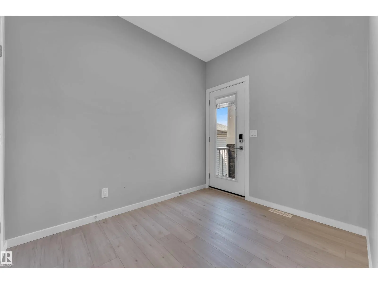 611 31 AV NW