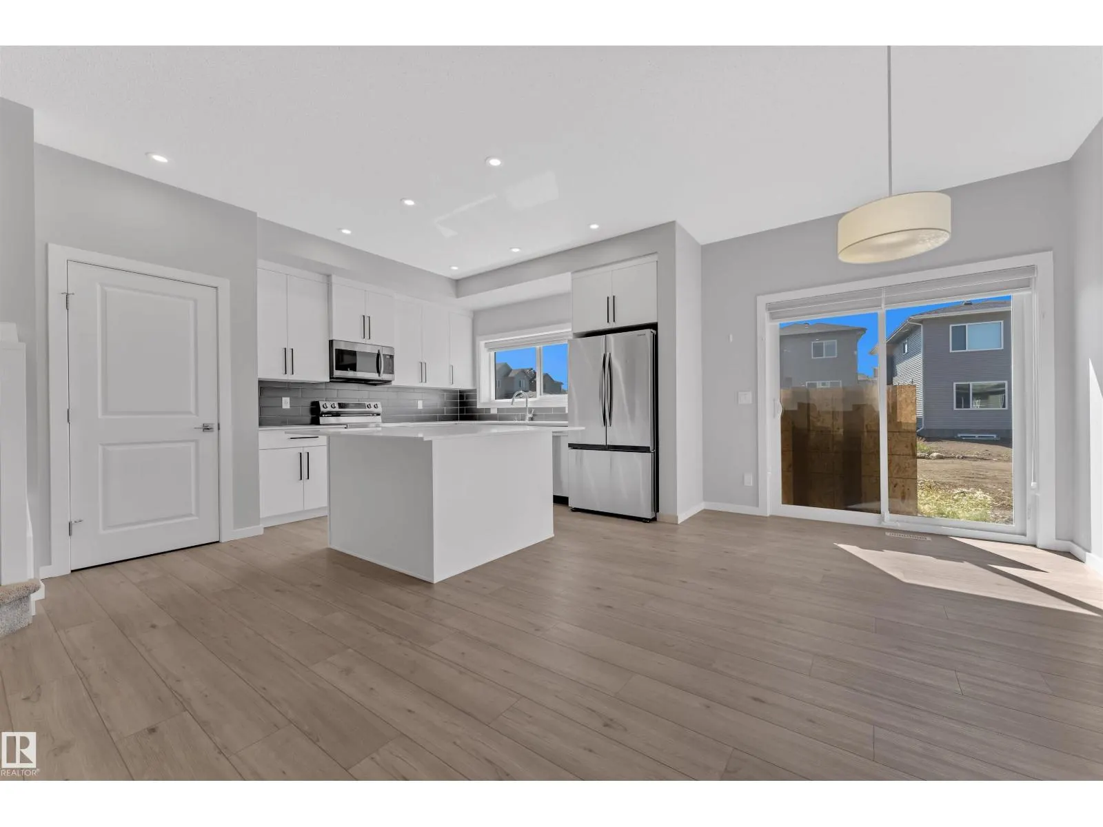611 31 AV NW