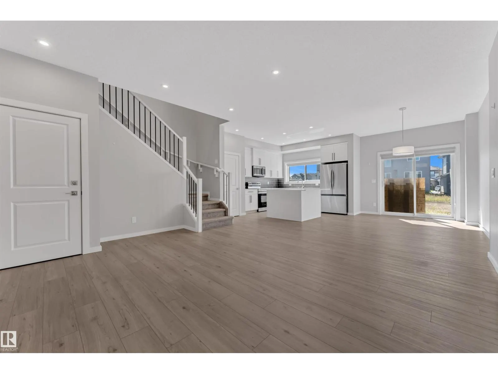611 31 AV NW