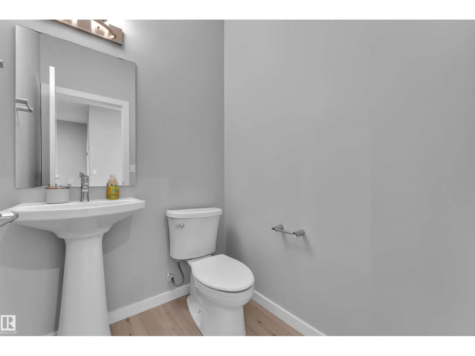 611 31 AV NW