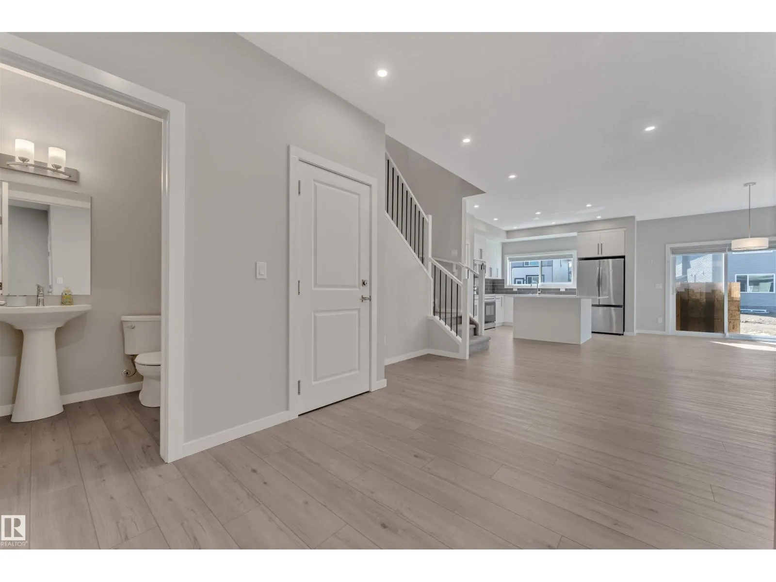 611 31 AV NW