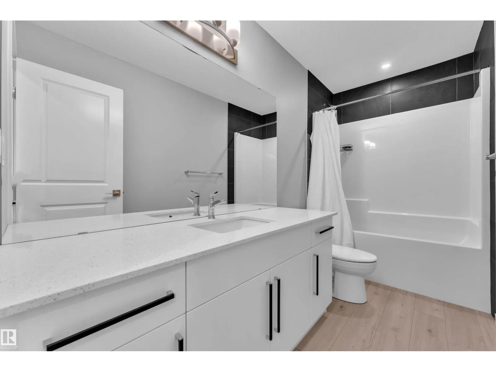 611 31 AV NW