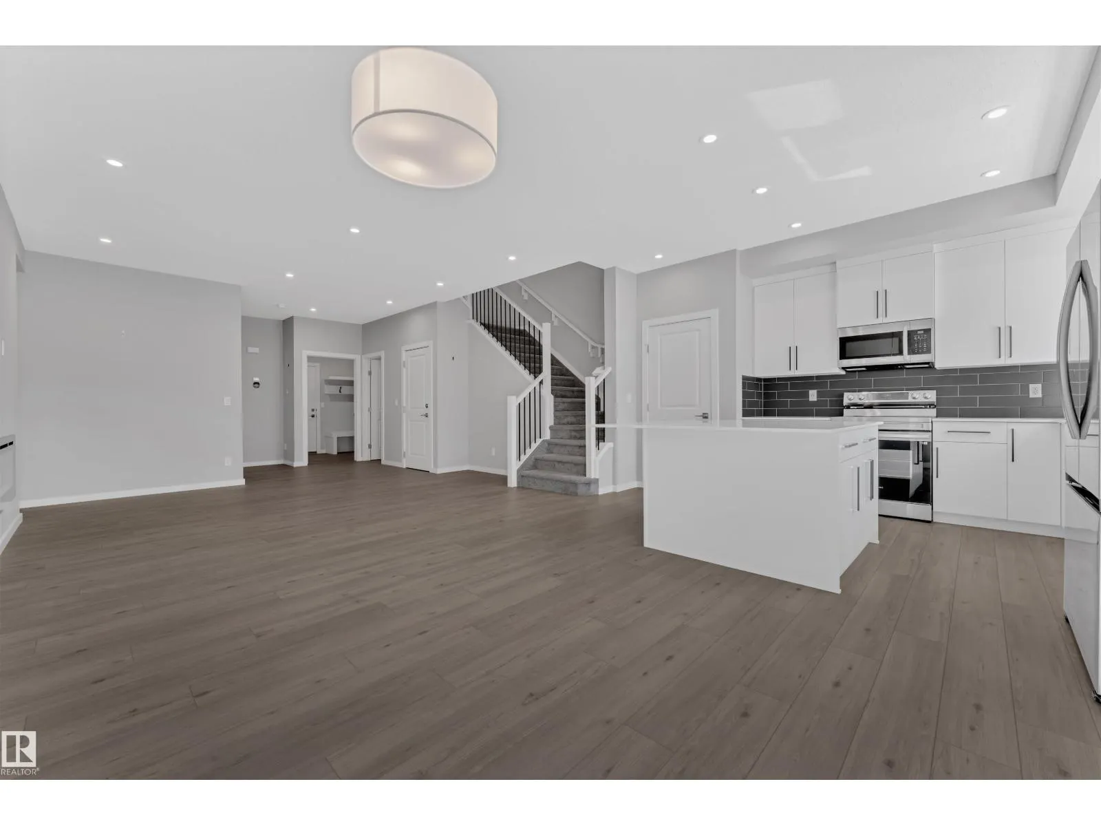 611 31 AV NW