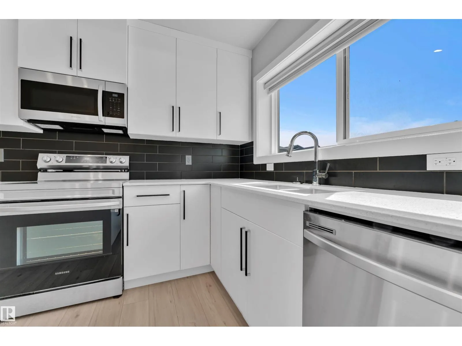 611 31 AV NW