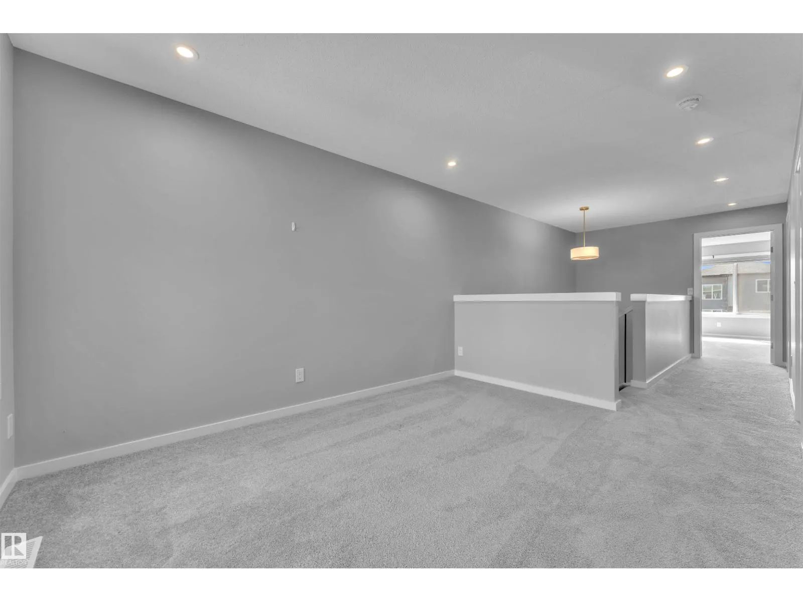 611 31 AV NW