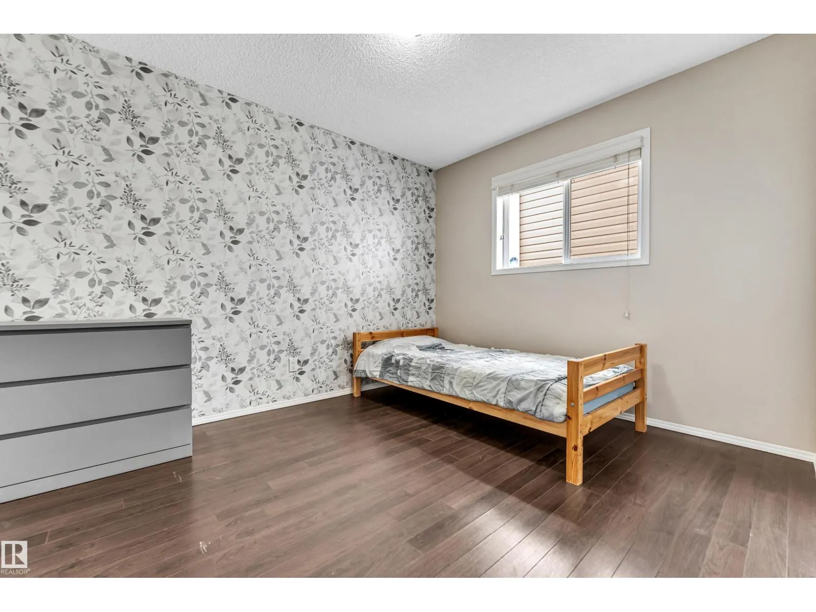 3320 27 AV NW