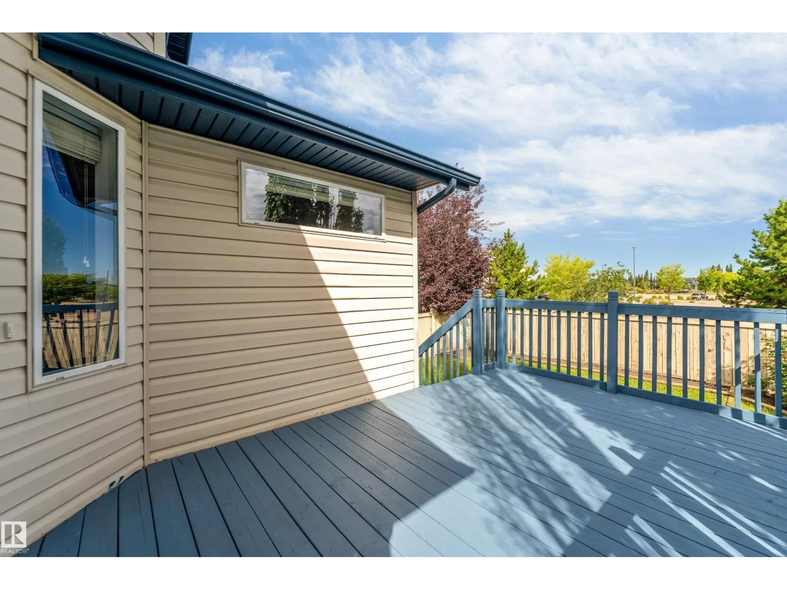 3320 27 AV NW