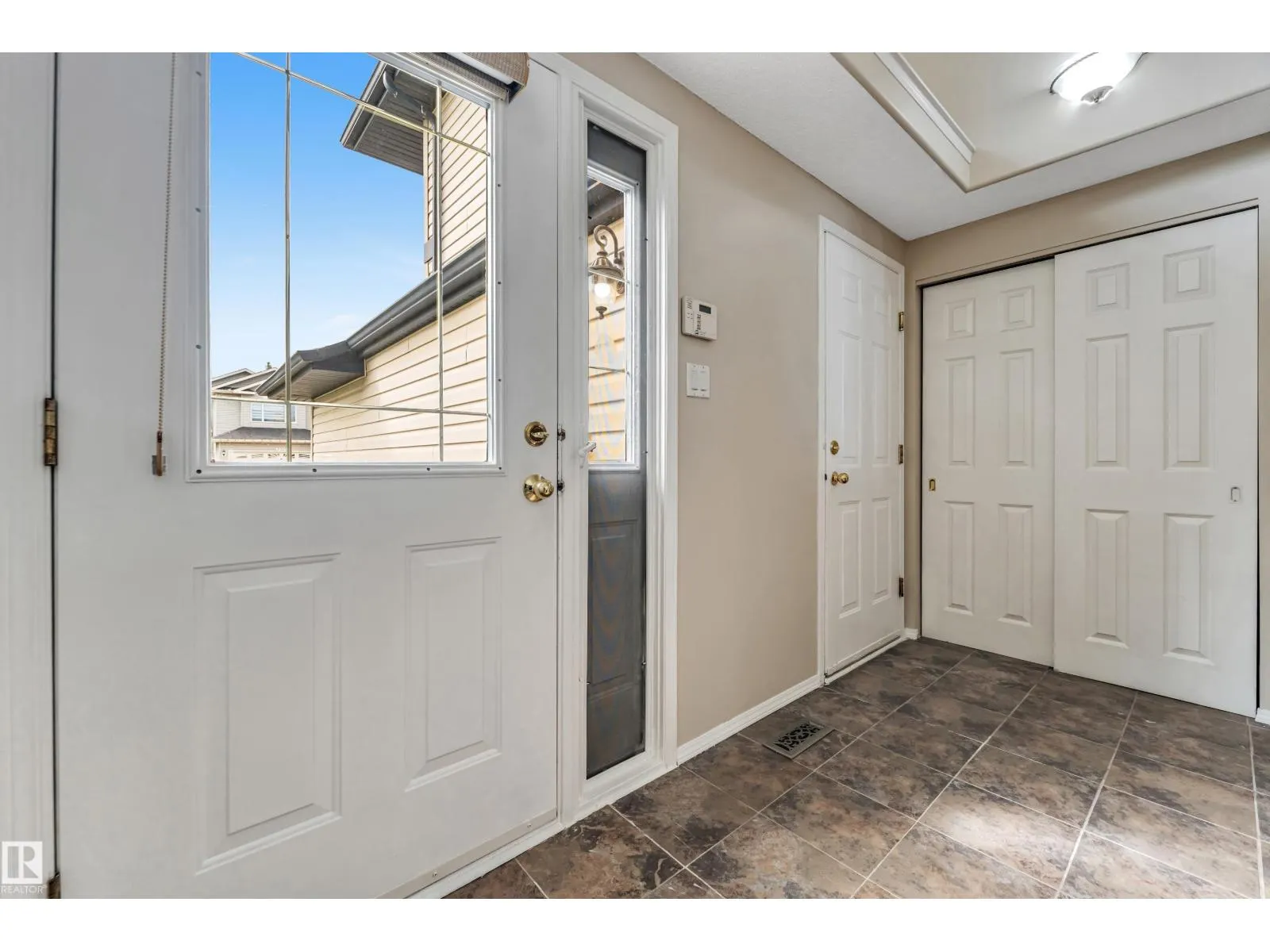 3320 27 AV NW