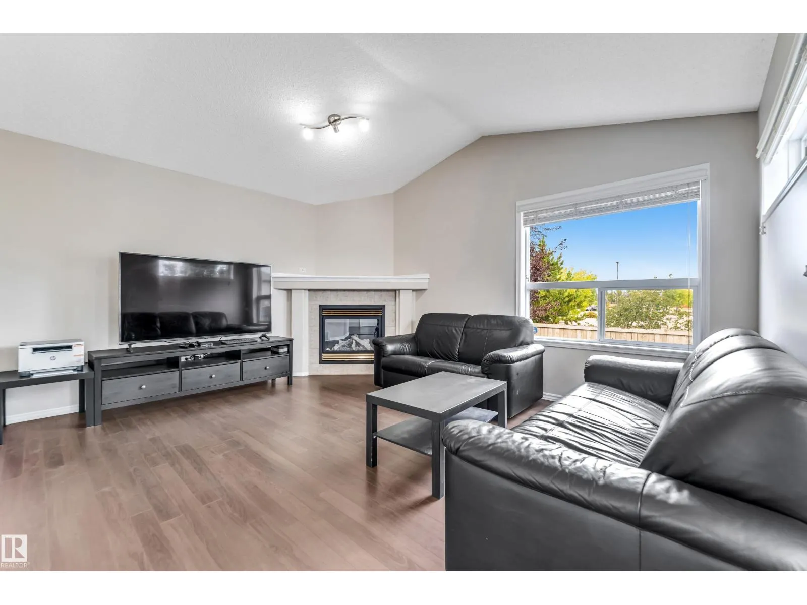 3320 27 AV NW