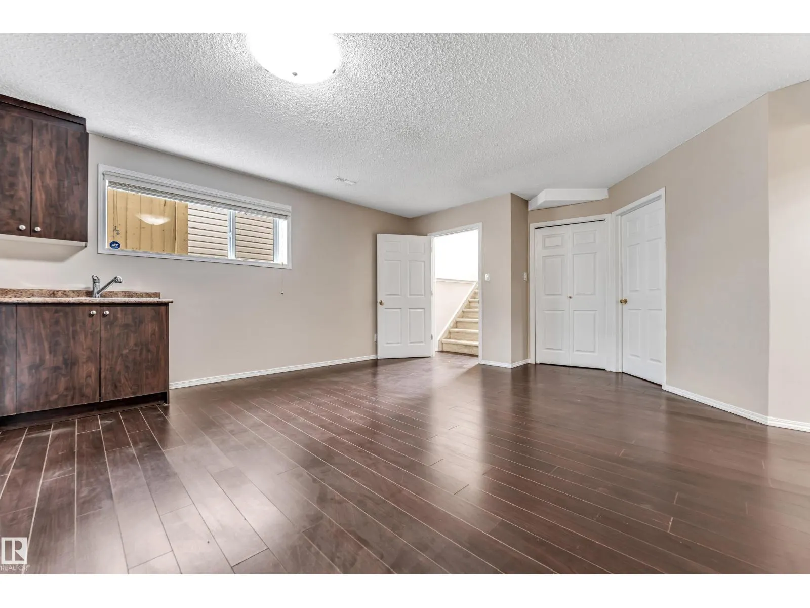 3320 27 AV NW