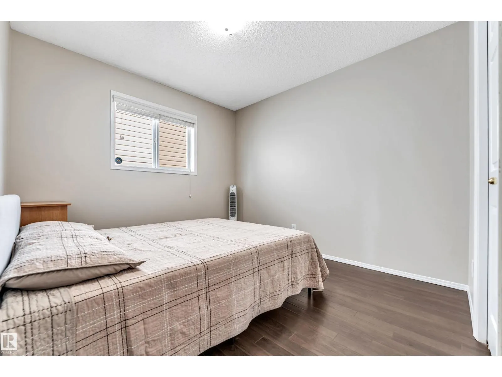 3320 27 AV NW
