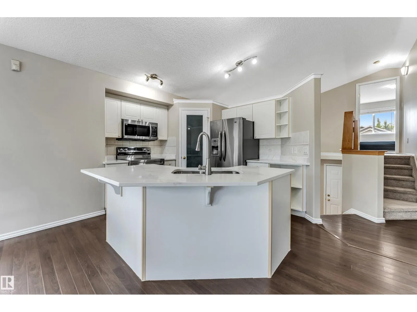 3320 27 AV NW