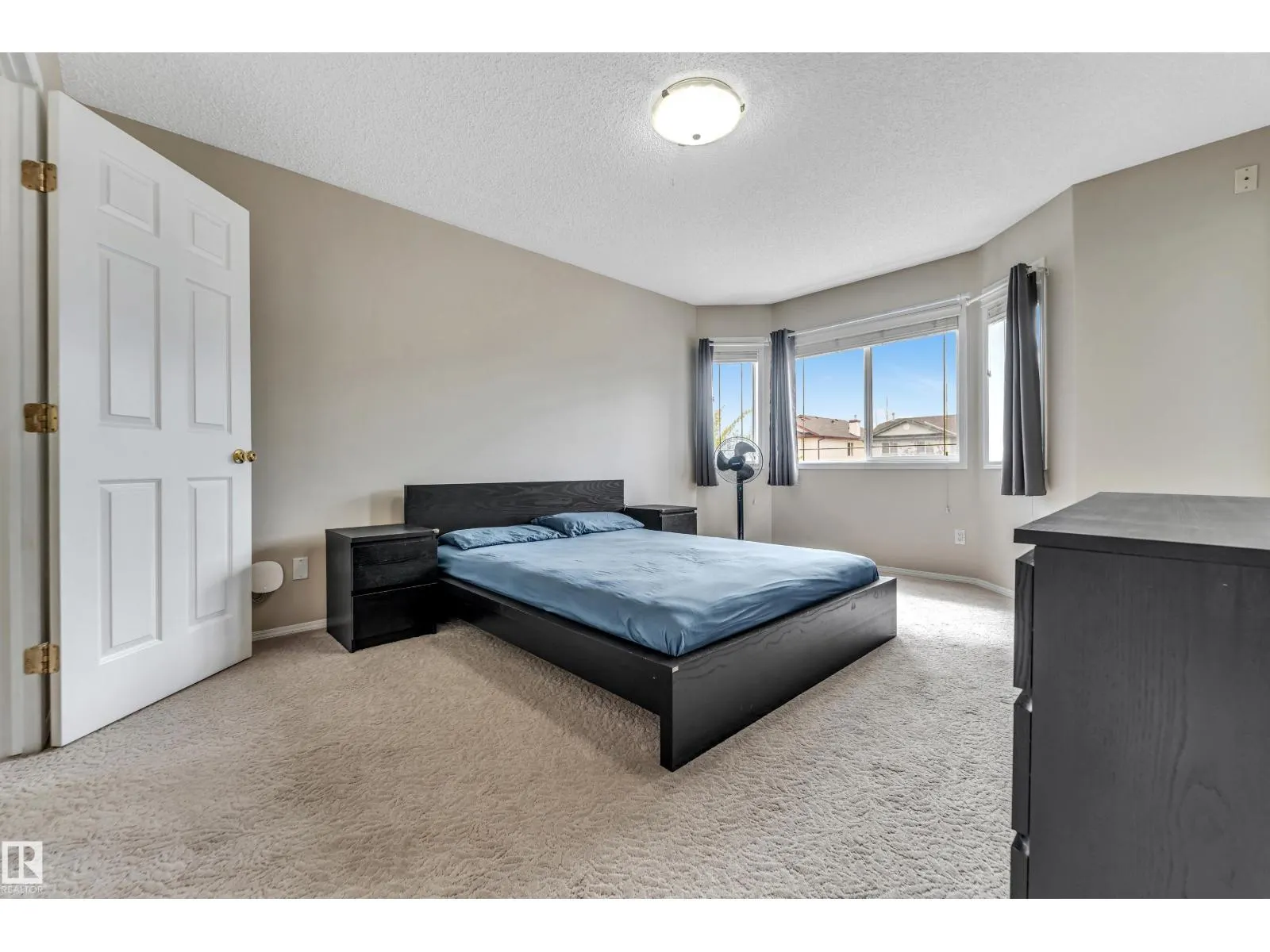 3320 27 AV NW
