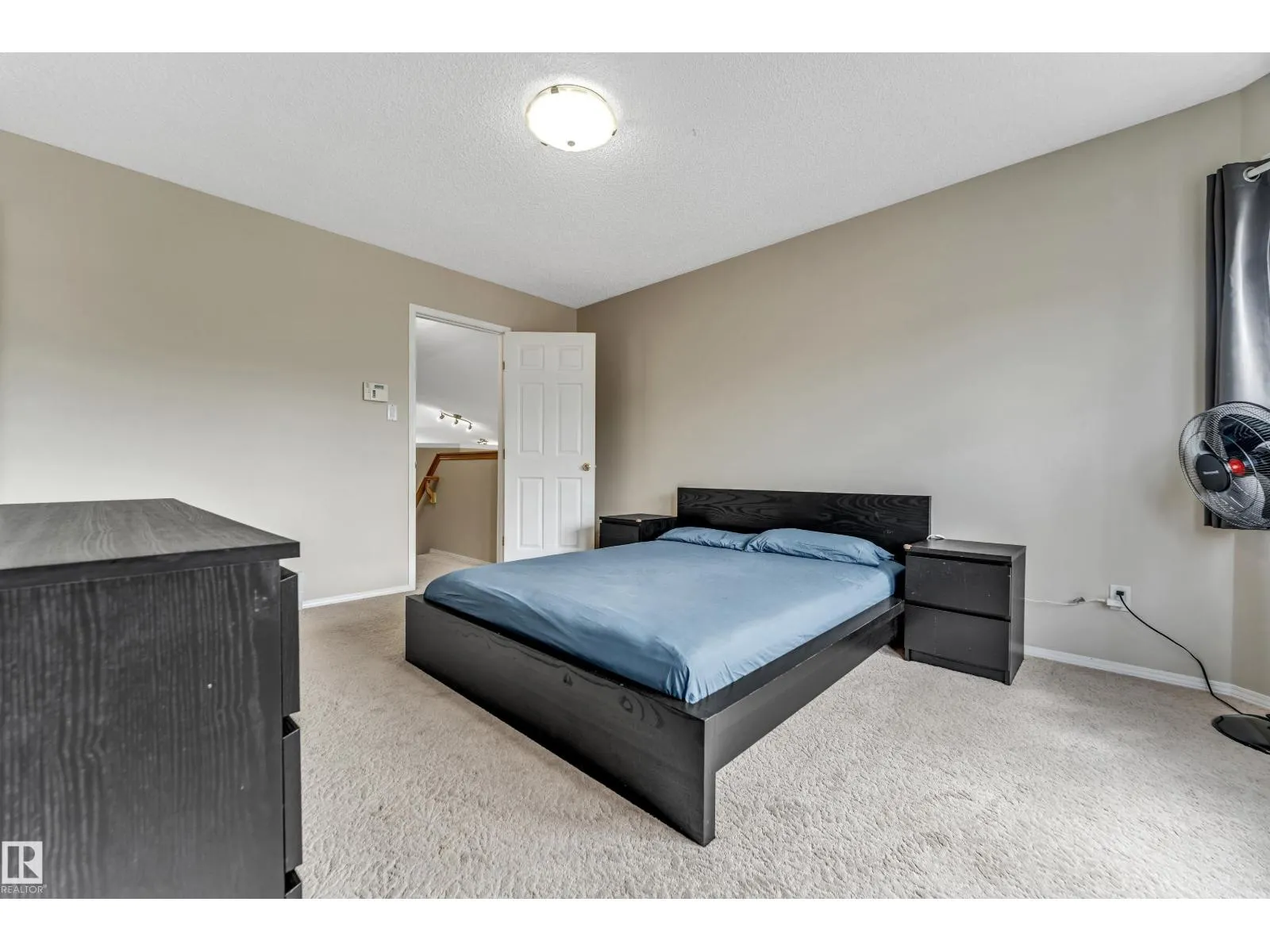 3320 27 AV NW