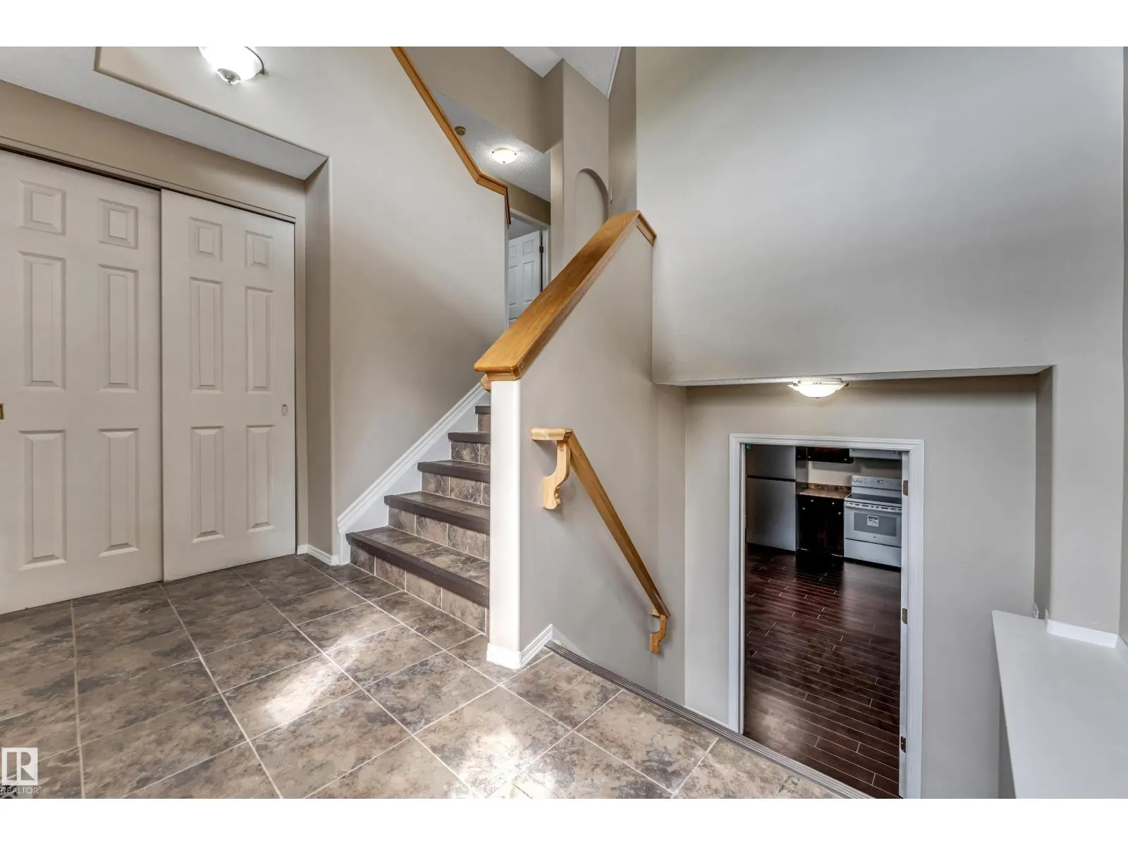 3320 27 AV NW