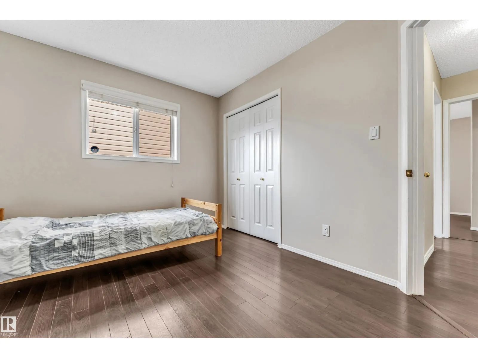 3320 27 AV NW