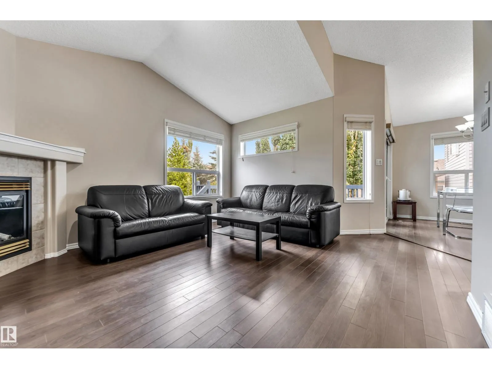 3320 27 AV NW