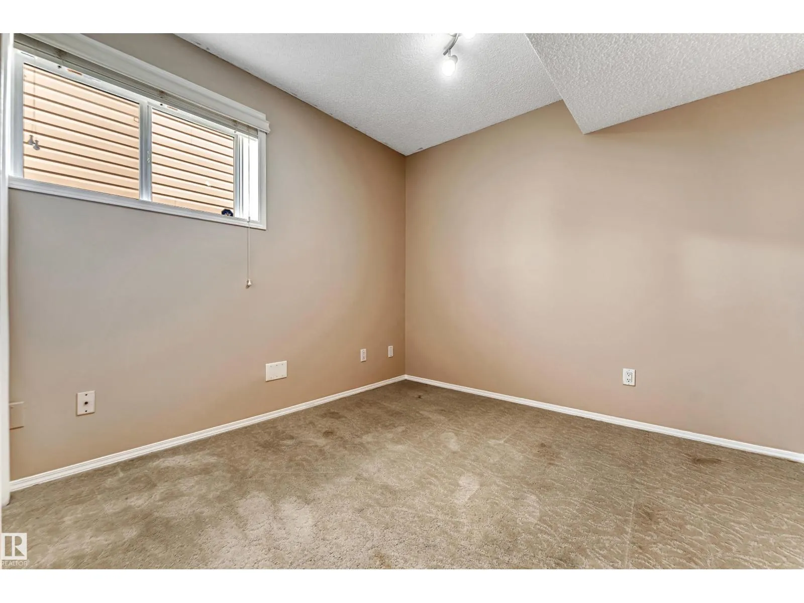 3320 27 AV NW