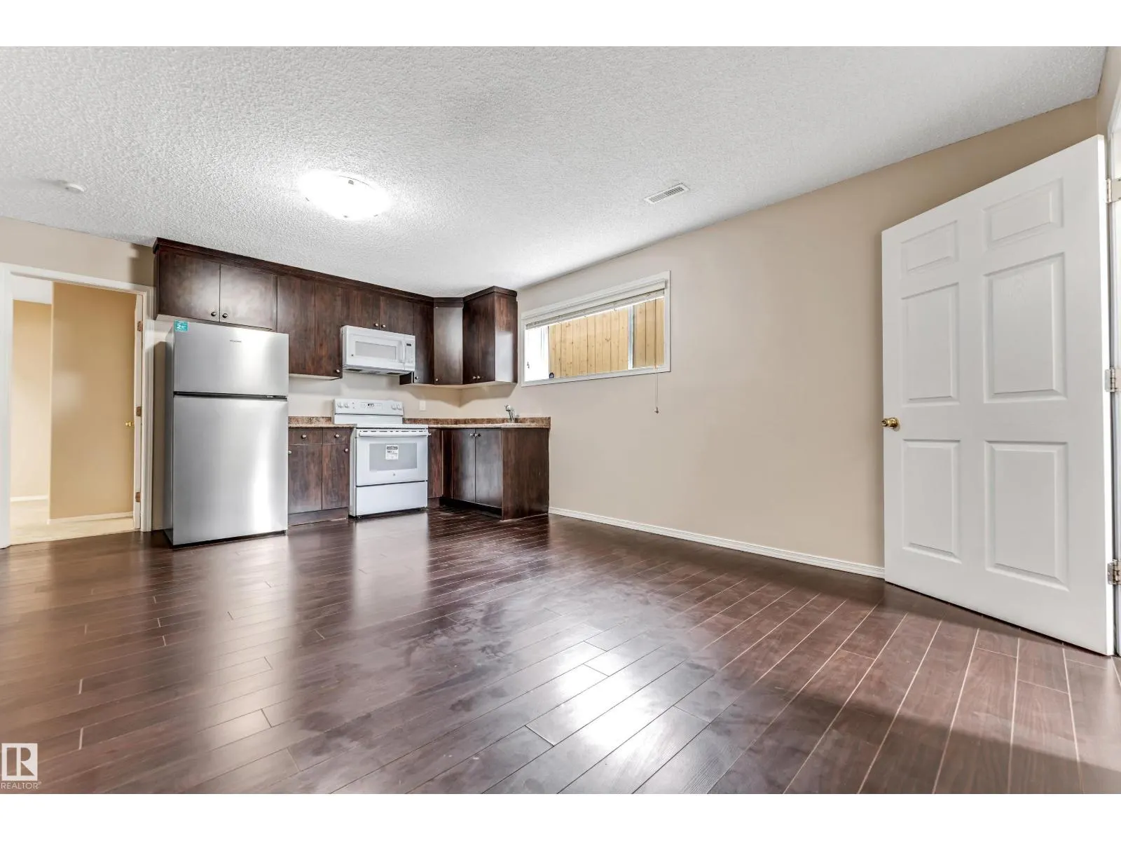3320 27 AV NW