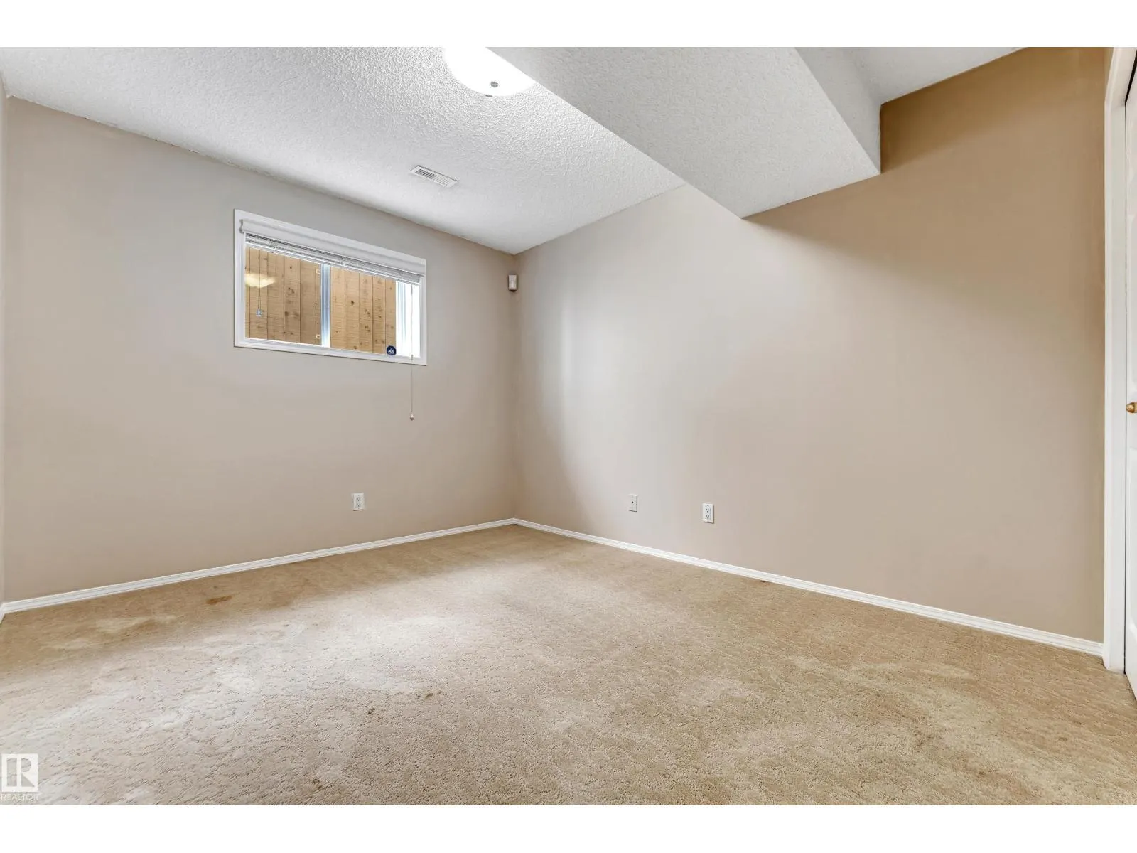 3320 27 AV NW