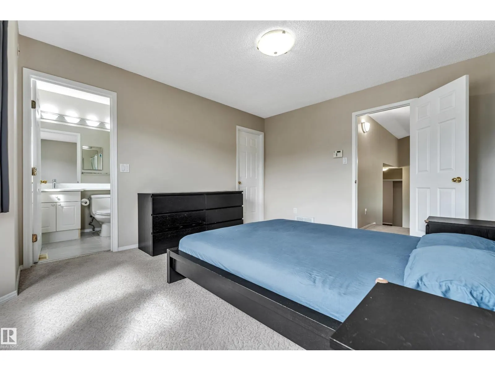 3320 27 AV NW