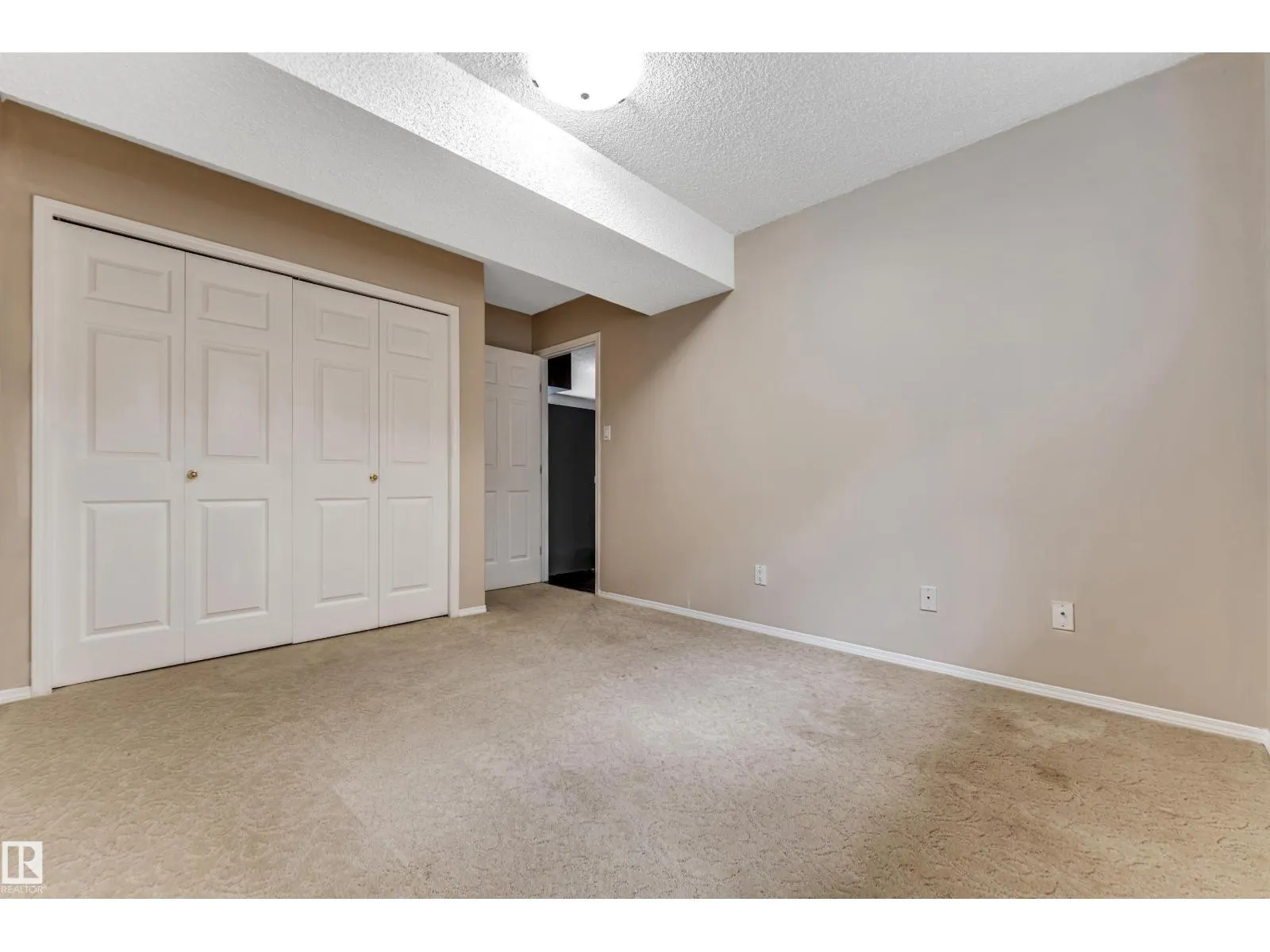 3320 27 AV NW