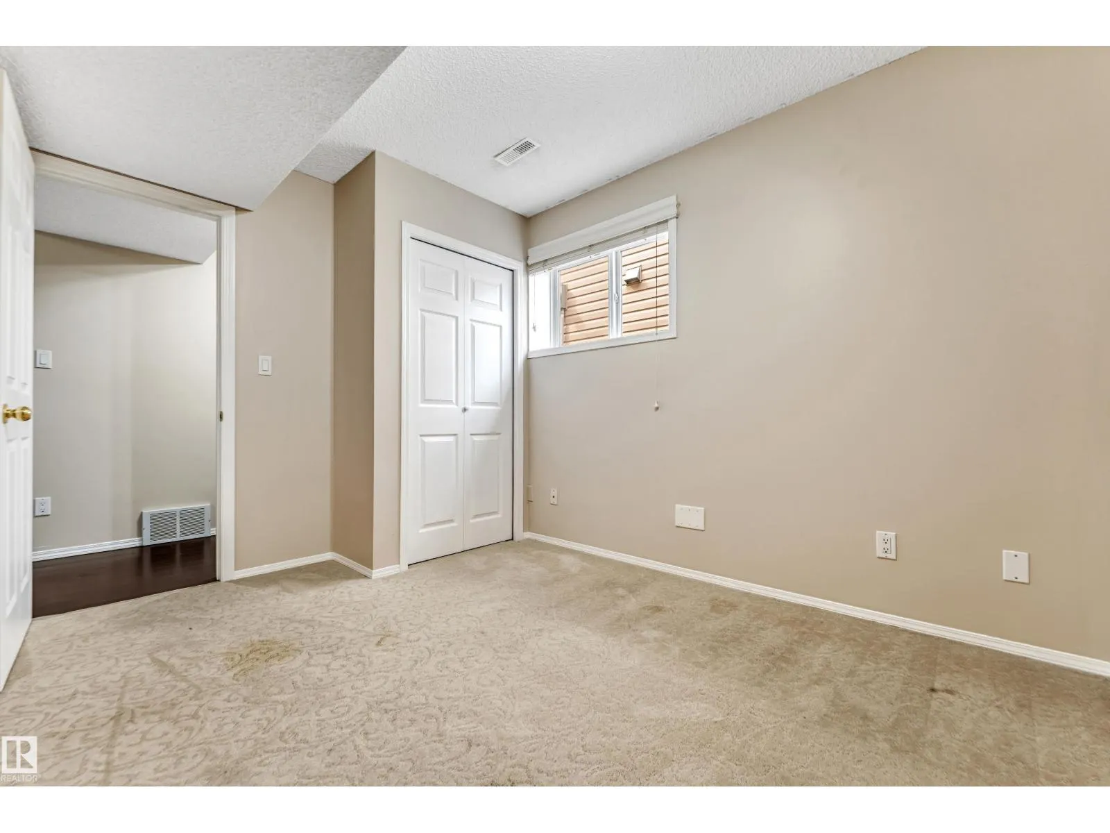 3320 27 AV NW